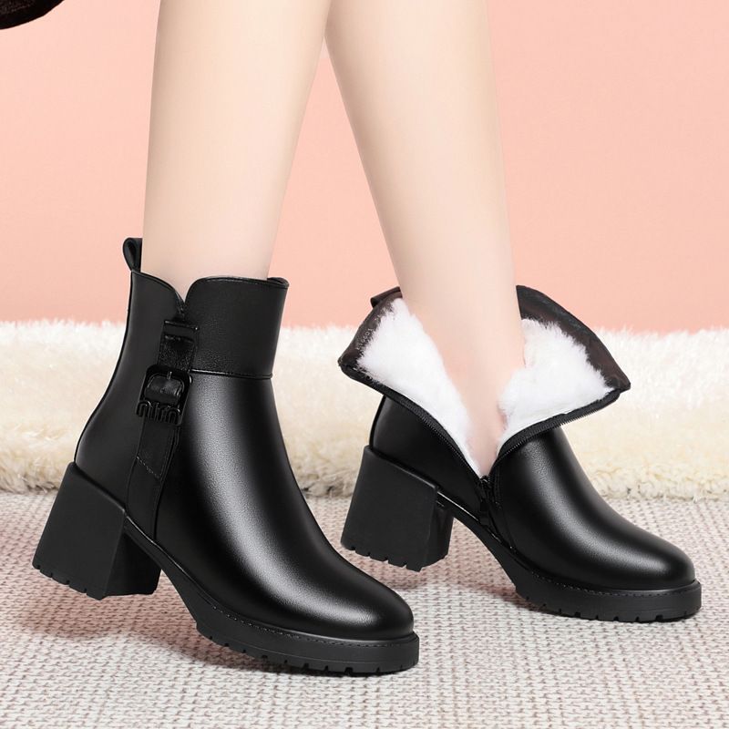 新款棉鞋女冬加厚软皮短靴女防滑软底妈妈鞋中老年皮鞋女靴