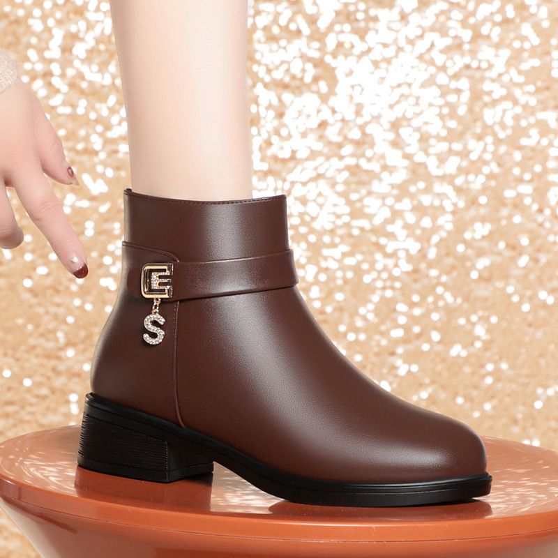 简约高级女鞋妈妈鞋子冬季短靴软底女士皮鞋中老年保暖棉鞋