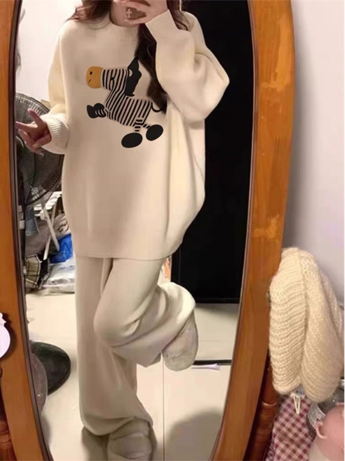 13라인 하이엔드 핫 아이템 젠틀하고 나른하고 부드럽고 왁시한 여성용 화이트 라운드 넥 스웨터 루즈한 니트 스웨터 탑