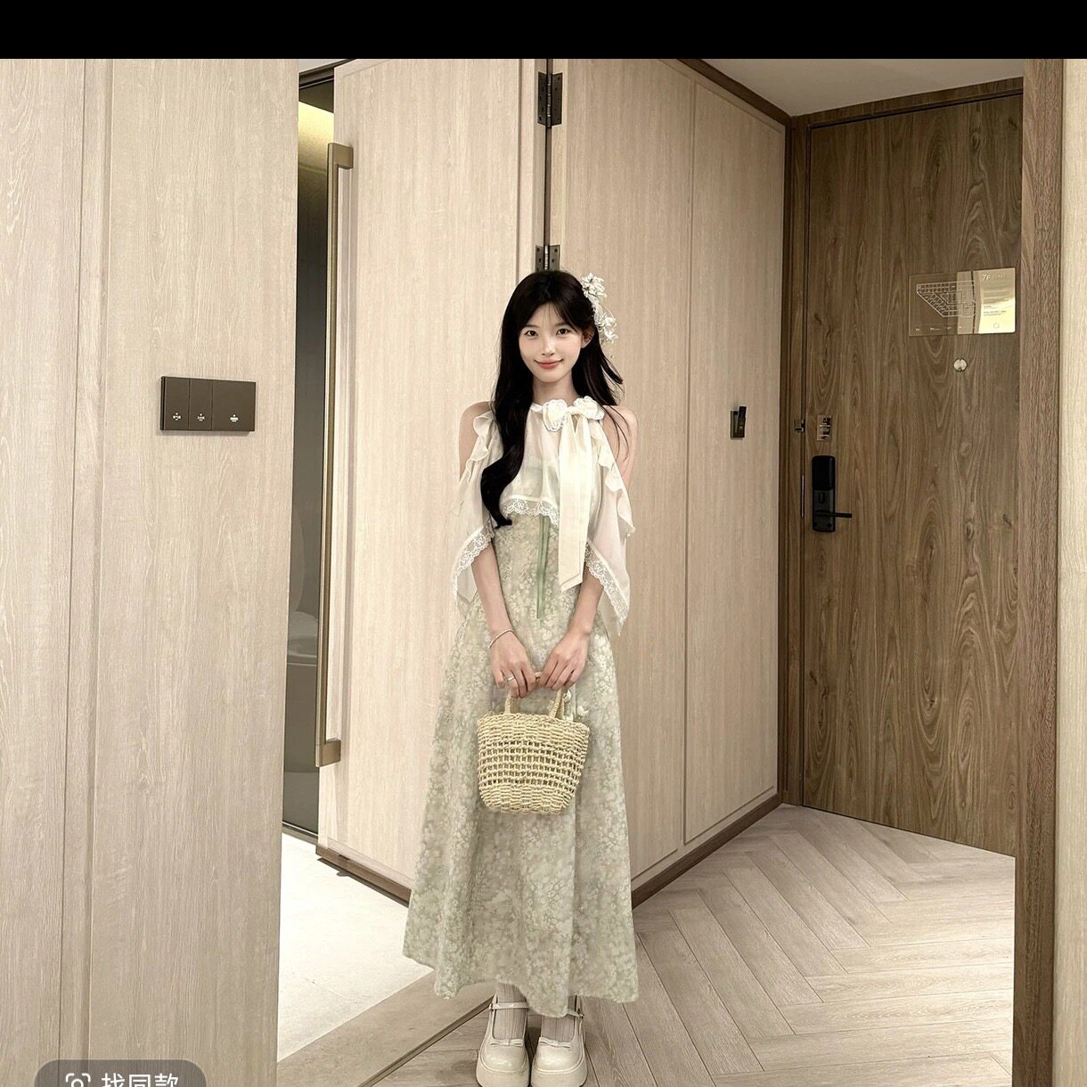 【现货】 香草奶酪  清甜少女风法式挂脖收腰碎花连衣裙罩衫套装