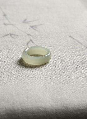 8号戒指 和田玉青白泥鳅背圆弧素圈指环 尾戒 8378