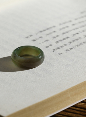 13号戒指 和田玉碧玉俄碧乌兰海中宽圆弧泥鳅背素圈指环 6236