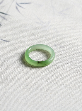 18号戒指 和田玉碧玉俄碧鼓条圆弧素圈指环 1630