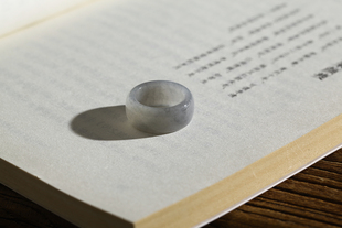 13号戒指 新疆和田玉青花籽料 籽玉宽条圆弧泥鳅背素圈指环 1788