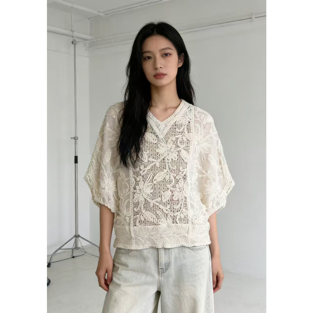 钩花镂空V领短袖蕾丝上衣春夏季新款大码女装胖mm法式遮肚罩衫