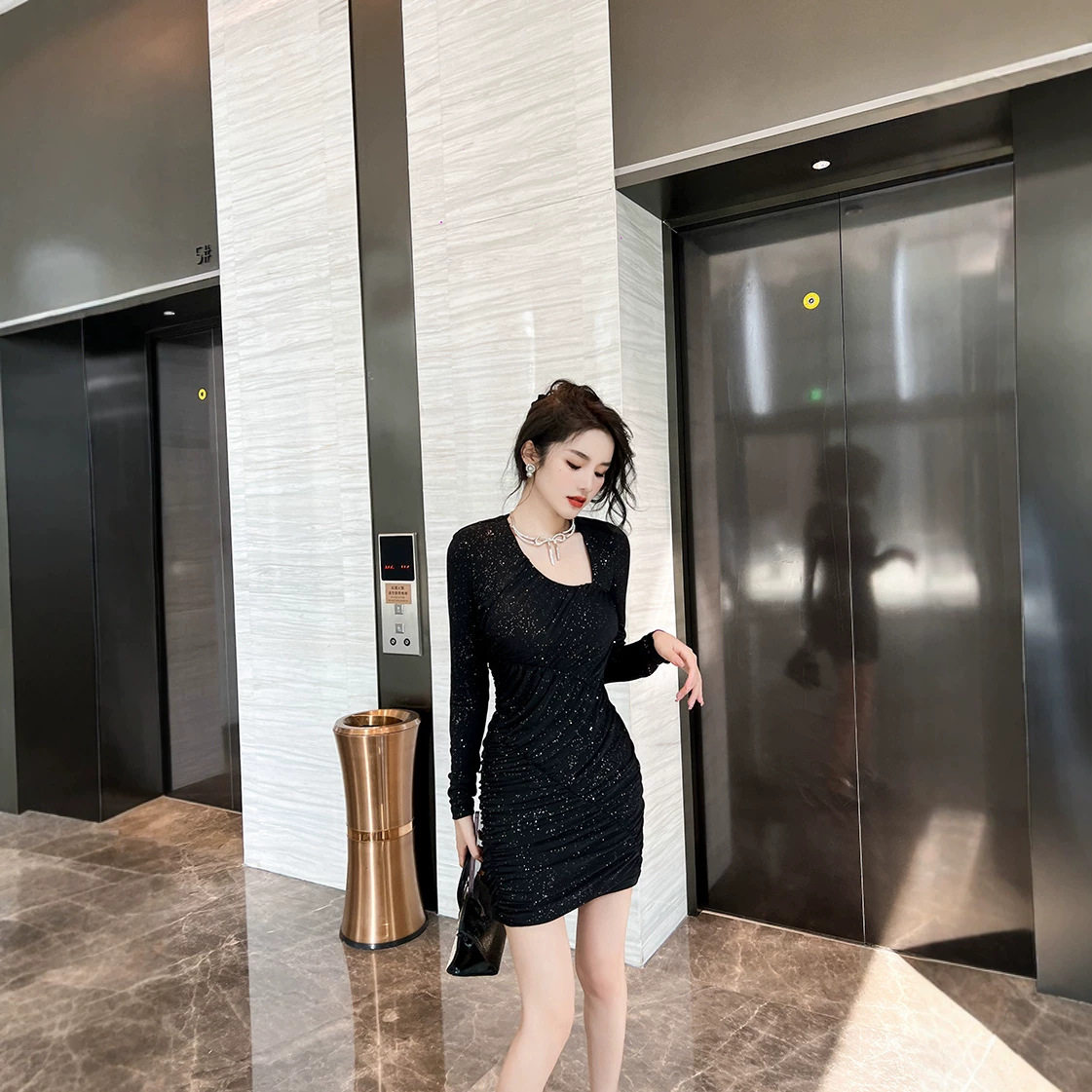 纯欲亮片斜领收腰包臀裙