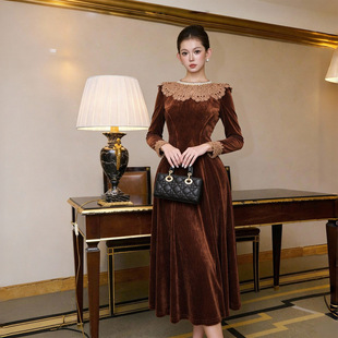 新年新款气质钉珠连衣裙收腰丝绒秋冬战袍时尚圆领内搭礼服女装潮