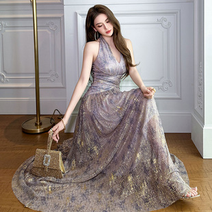 2026新年爆款法式深V领连衣裙性感新年战袍裙女装度假风收腰挂脖