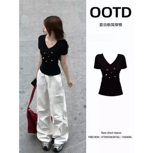 黑色v领短袖t恤女2026新款夏季超火小众不撞款独特绝美掐腰小上衣