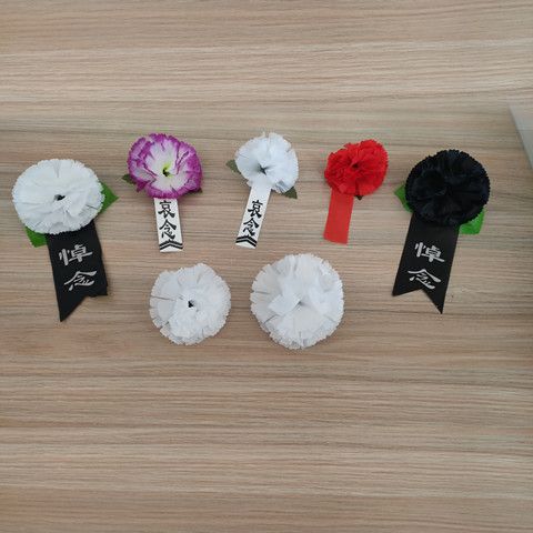 50个追悼会哀念胸花小白花丧事清明祭祀扫墓布花黑色红色胸花