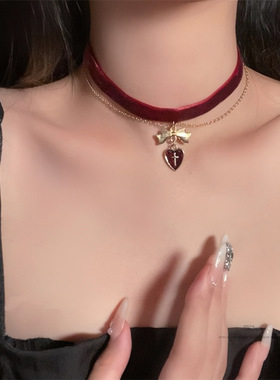 酒红丝绒颈链choker项链复古配饰爱心十字架吊坠锁骨链节日饰品