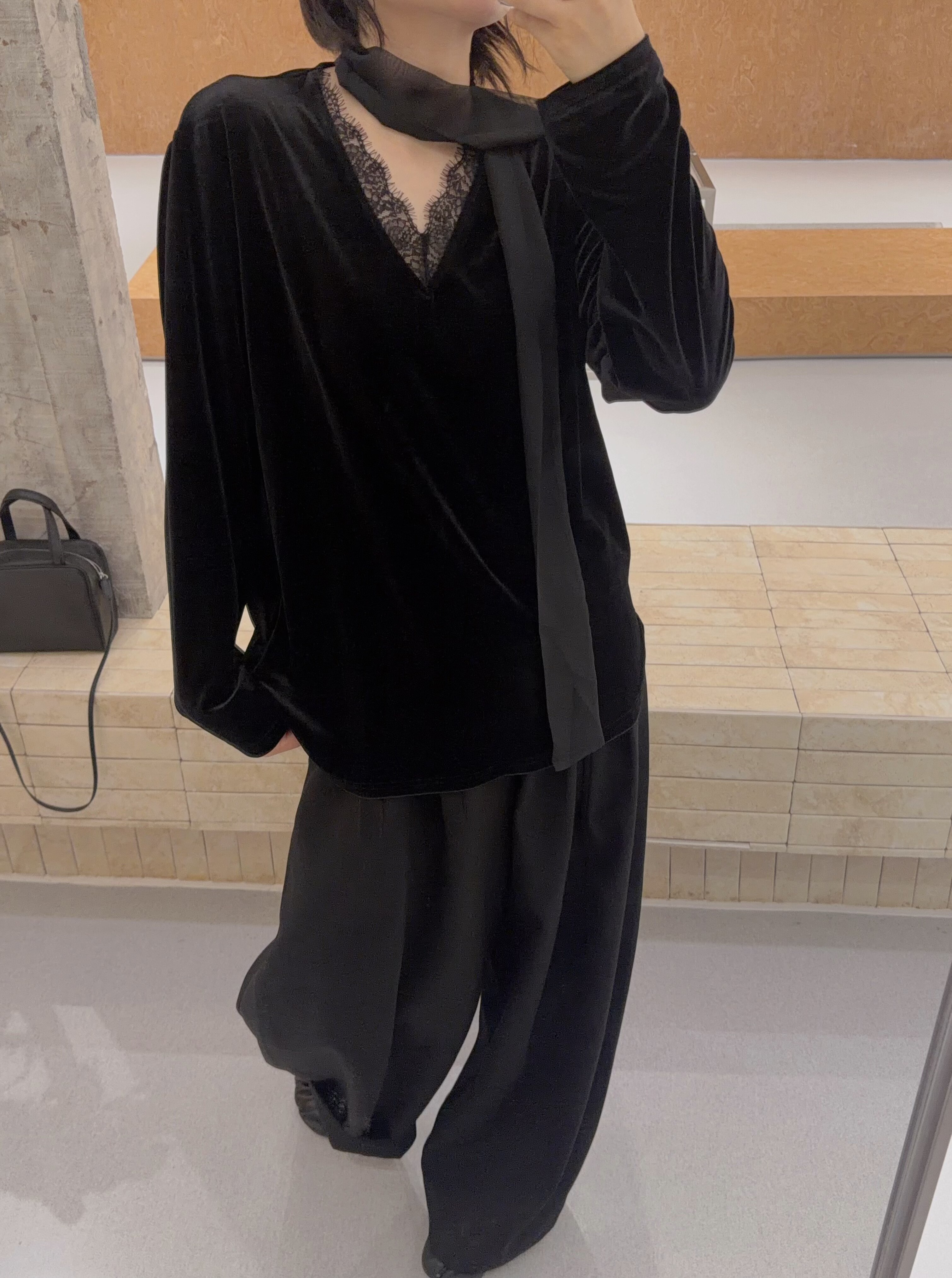 DM时尚百搭丝绒长袖T恤女2026秋新款蕾丝拼接V领飘带宽松打底上衣图片