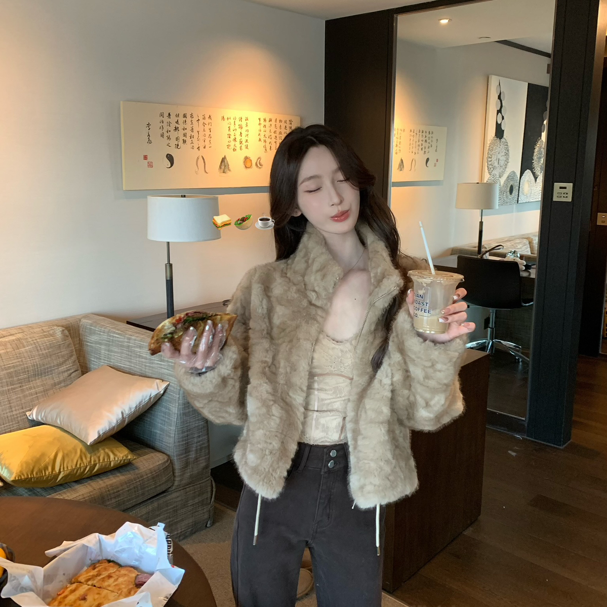 AS OFFICIAL-冬季时尚保暖毛茸茸舒适环保草草短外套80595