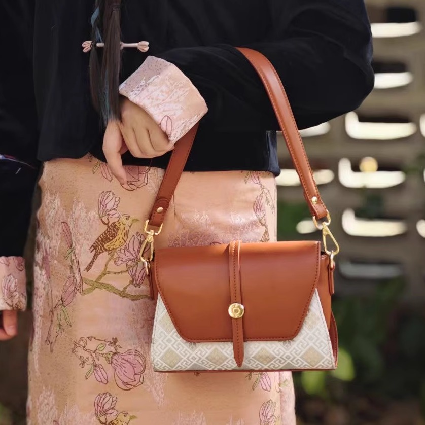 广西非遗壮锦故宫纹腋下斜跨包女士通勤百搭防水防污防勾丝民族风