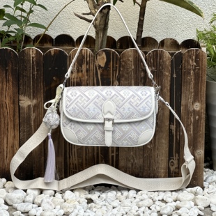 广西非遗壮锦法棍浅色斜挎手拿马鞍腋下时尚百搭手机包日常通勤包