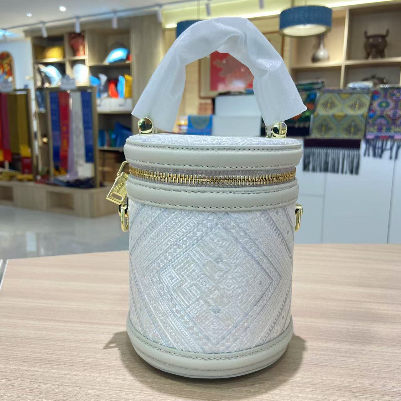 广西非遗壮锦发财桶时尚百搭斜挎轻奢休闲手拿斜挎圆柱包包