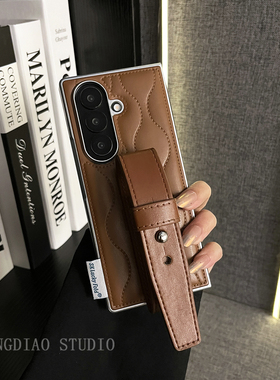 轻调 美拉德棕色电镀边波浪气垫皮质手腕带适用于三星Galaxy Z Fold7手机壳新款折叠屏翻盖防摔商务男保护套