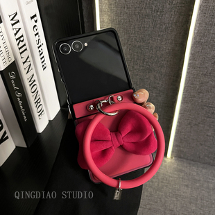 创意玫红气垫丝绒蝴蝶结硅胶圆手环适用于三星zflip7 GalaxyW25Flip手机壳新款 折叠屏翻盖防摔套 轻调