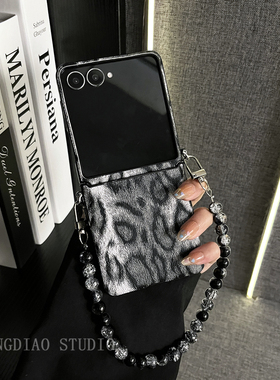 轻调 ins潮流灰色豹纹晕染水晶串珠手提链适用于三星zflip7/6/5/4/GalaxyW25Flip手机壳新款折叠屏翻盖防摔套