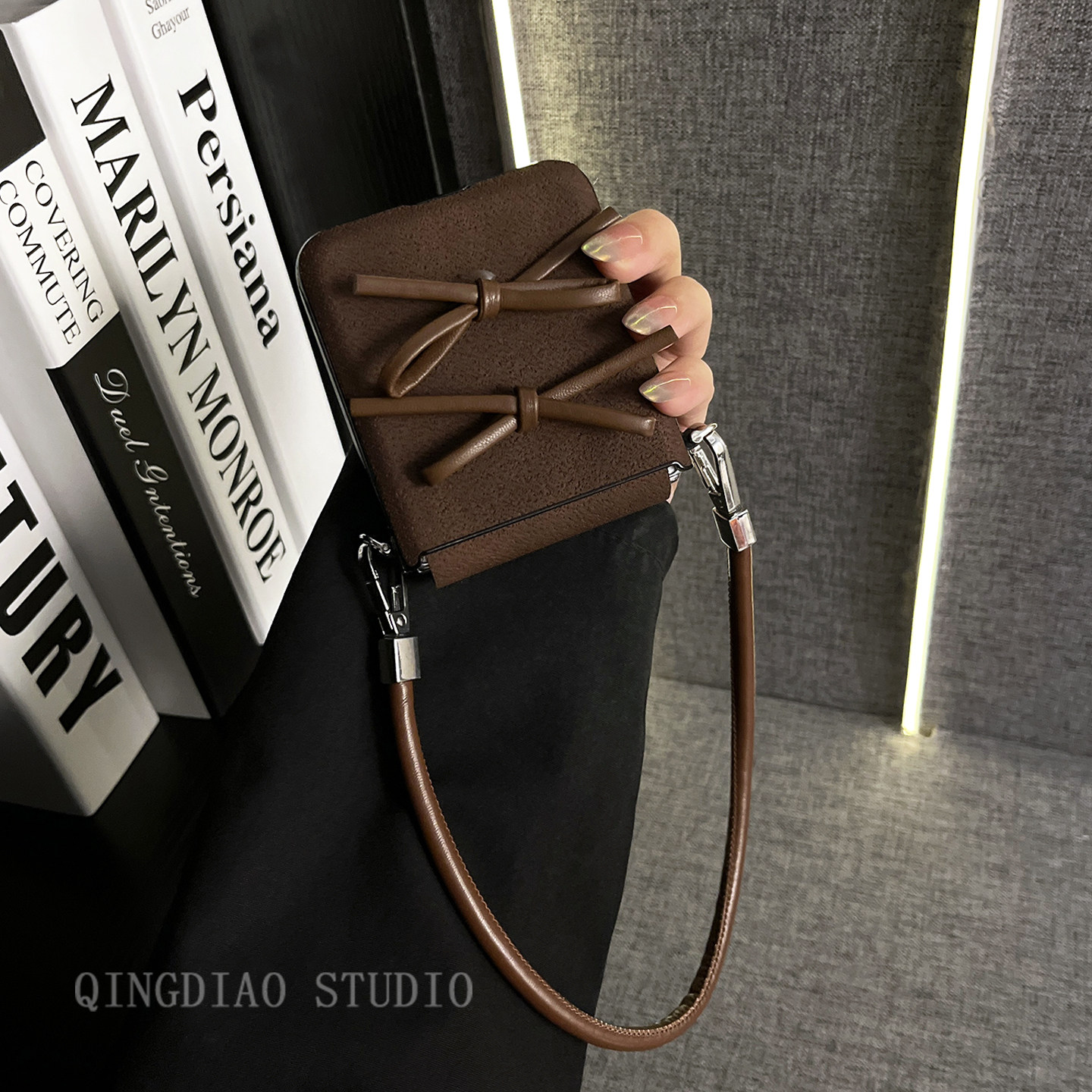 轻调 ins日韩棕月坑纹蝴蝶结皮质手绳适用于小米MIX Flip