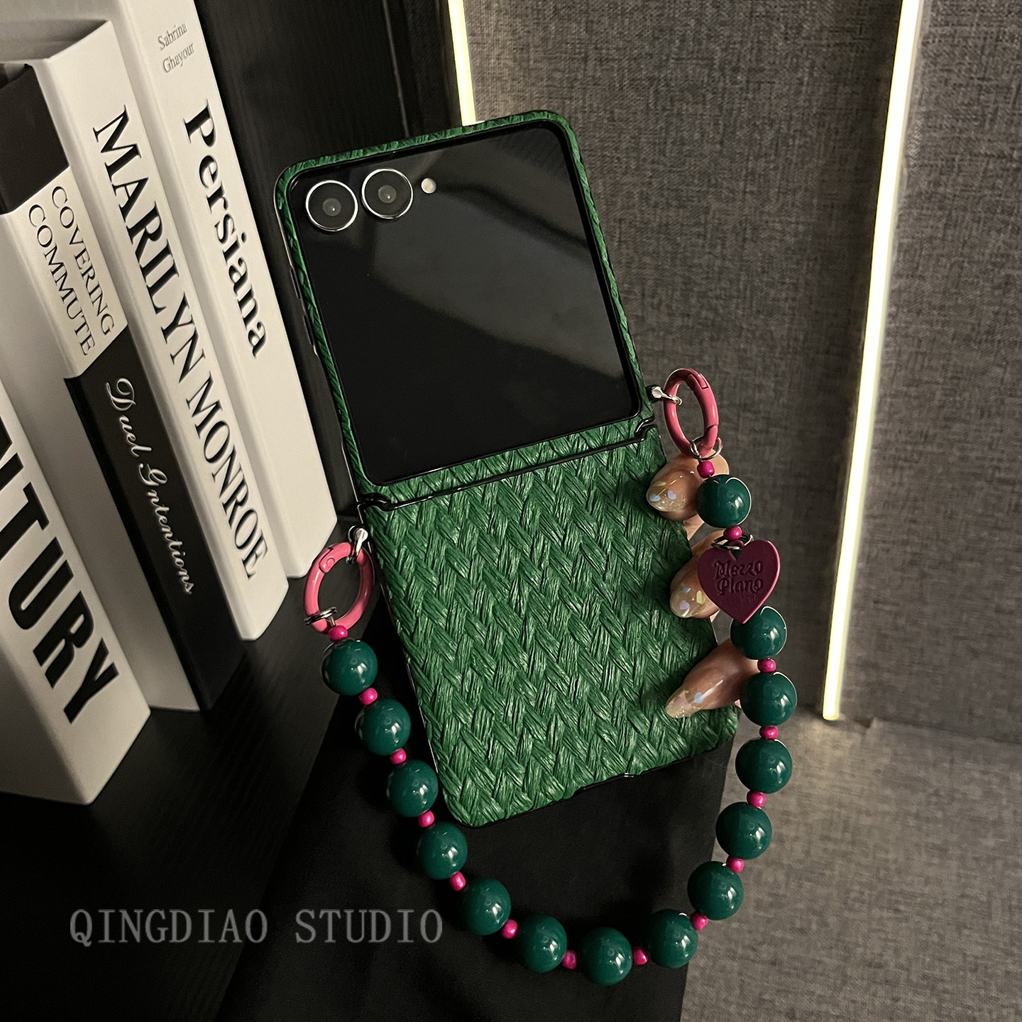 轻调 唯美墨绿草席纹玫红环串珠手链适用于三星zflip7/6/5