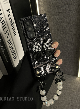 轻调 潮流黑色褶皱蝴蝶结手链适用于三星zfold7/6/5/4/Galaxy Z W25/24/23手机壳新款折叠屏翻盖防摔保护套