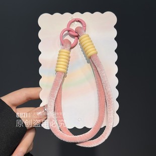 手机挂绳新款简约纯色毛绒双股秋冬编织链条短款挂手腕绳链结实防丢包包挂件钥匙扣斜挎布绳带垫片手机链女士