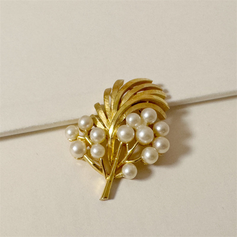 现货vintage中古首饰crown TRIFARI人造珍珠质感金色花簇胸针