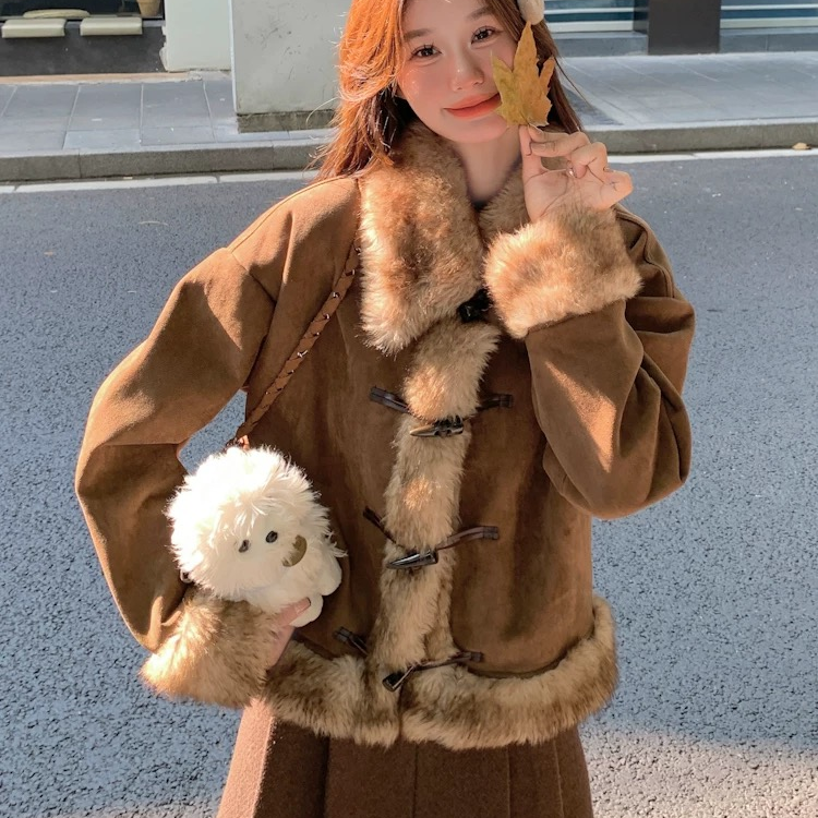 复古毛毛拼接麂皮绒外套女2025秋冬季美拉德加厚牛角扣独特超好看