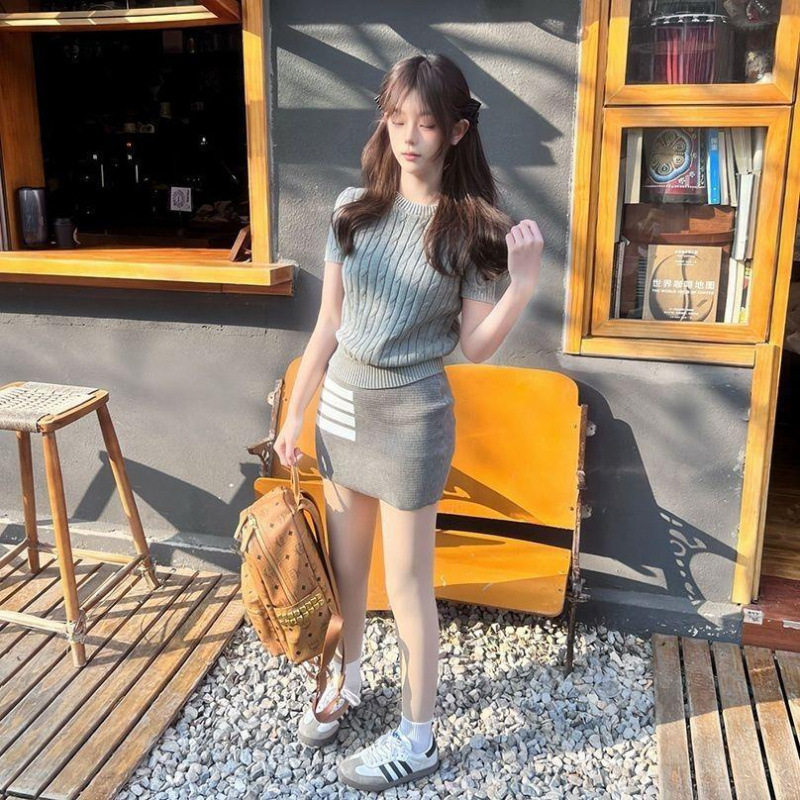 快手网红2026小个子套装圆领麻花刺绣针织短袖上衣条纹包臀半身裙