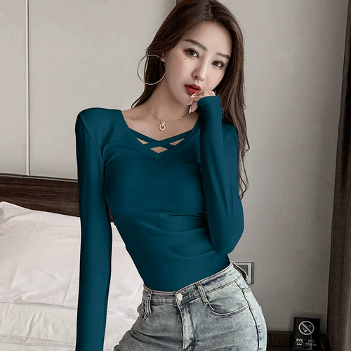 Черный дизайнерский демисезонный осенний базовый приятный телу утепленный лонгслив, тренд сезона, V-образный вырез, 2025 года