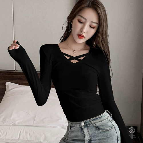 Черный дизайнерский демисезонный осенний базовый приятный телу утепленный лонгслив, тренд сезона, V-образный вырез, 2025 года