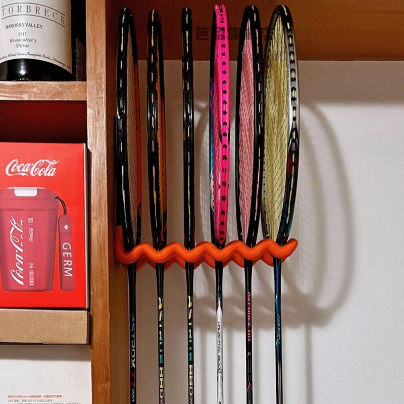 羽毛球拍收纳架壁挂式网球拍展示羽毛球馆收纳省空间免打孔置物架