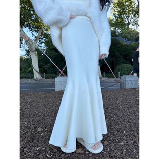 法式白色针织鱼尾半身裙女秋冬A字裙气质风穿搭毛线裙加长包臂裙