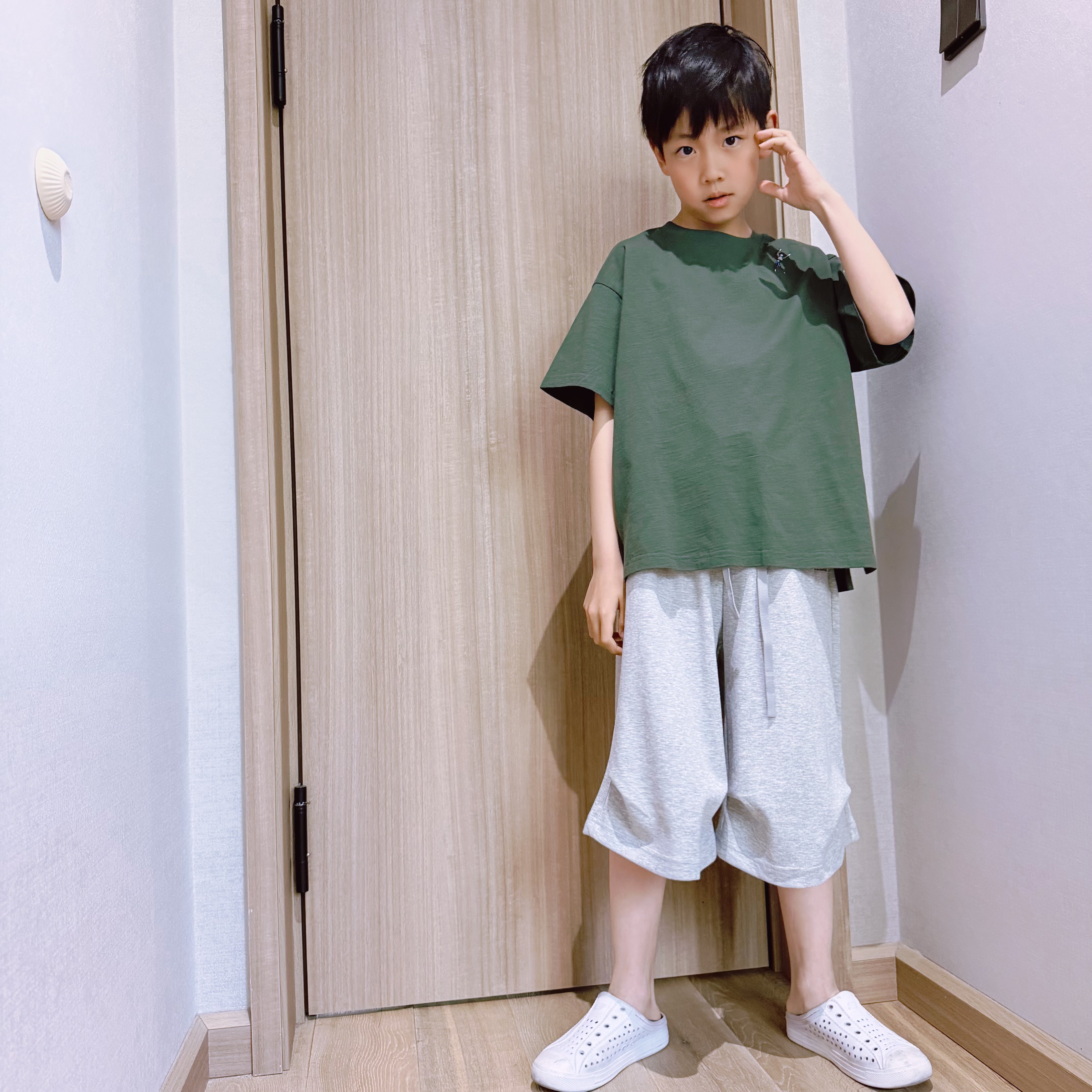 中小童肩部刺绣小人墨绿色短袖T恤 夏季新款纯棉透气背后印花森系