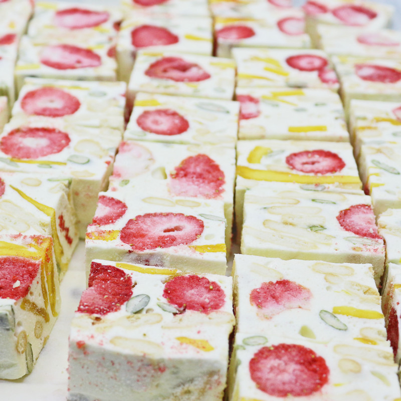 忆百乐手工奶莓酥大颗草莓冻干雪花酥牛轧奶芙酥牛轧糖休闲小零食