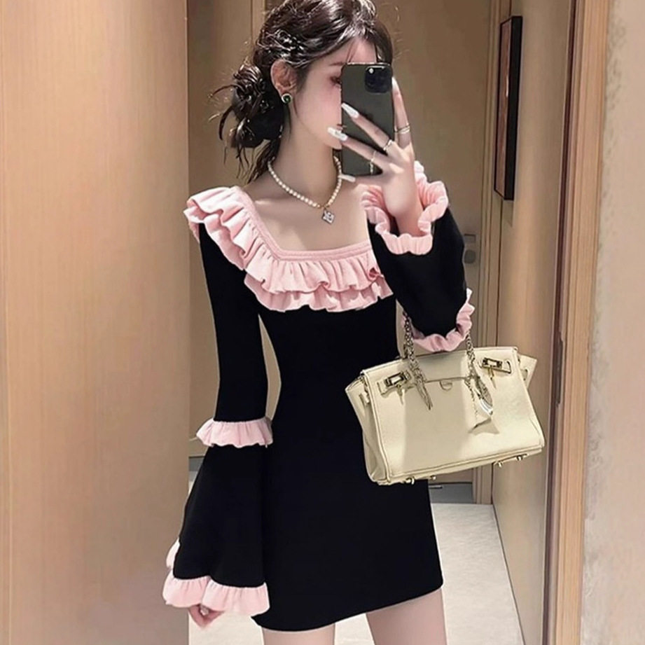 黑色小香风花边领针织连衣裙子女2025新款秋冬甜美收腰喇叭袖短裙