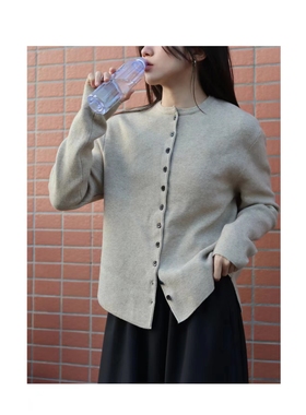 一九二三1923| 高密针织款 设计感圆领多扣弧形下摆针织衫