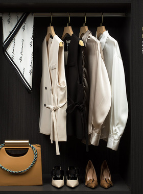 样板房间衣帽间装饰品摆件女士马甲衬衣包包围巾组合套装展厅软装