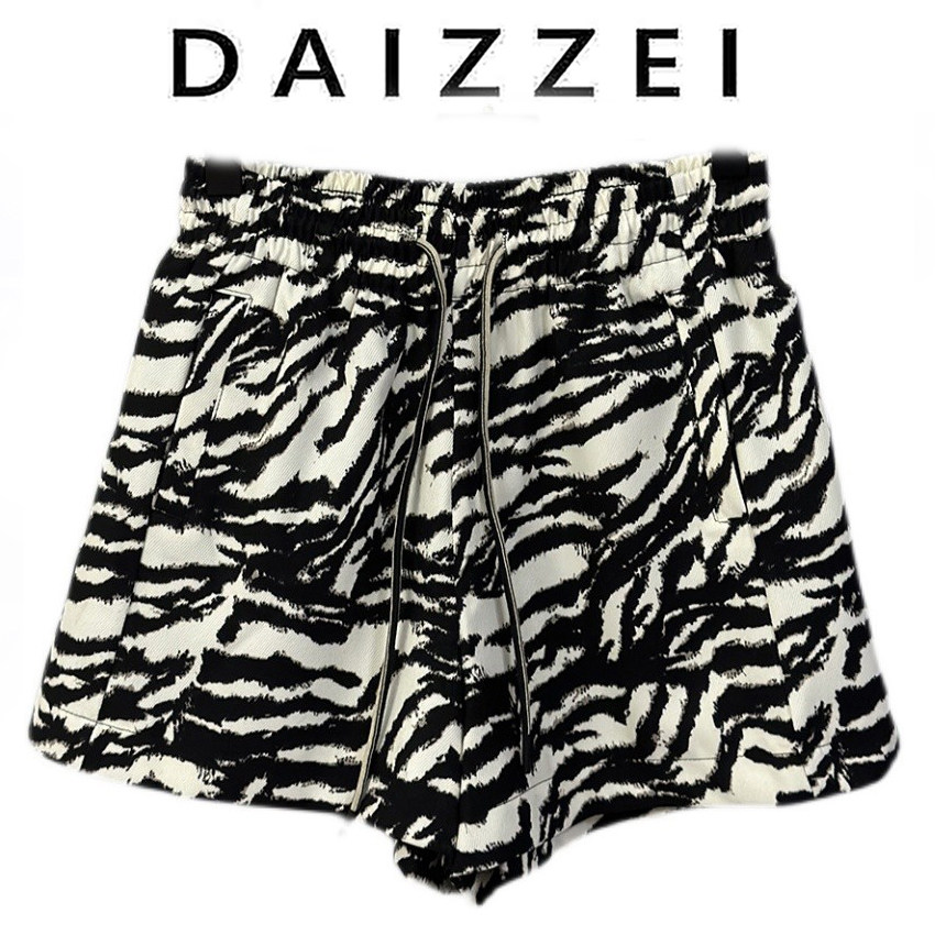 DAIZZEI~夏季新款设计感松紧腰系带斑马纹阔腿短裤女显瘦显白热裤