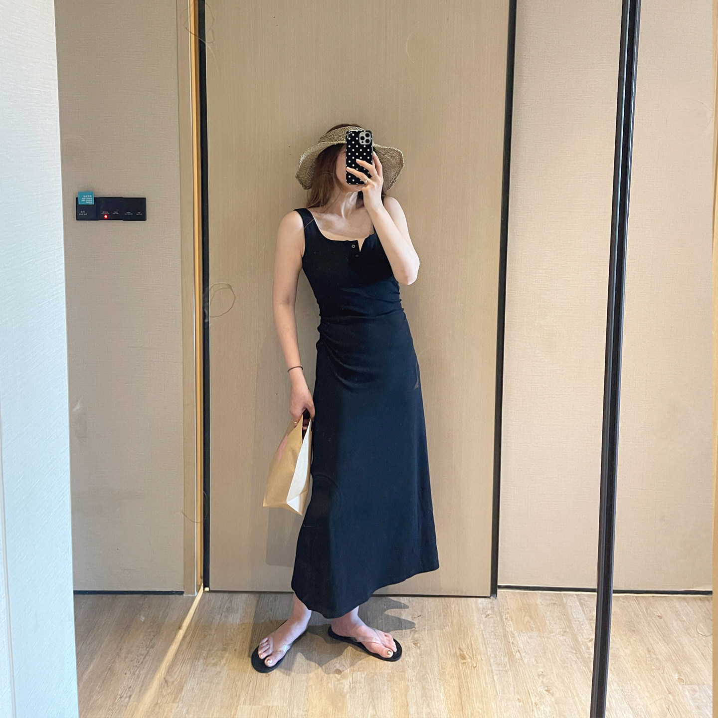 KOGIRL自带胸垫遮副乳宽肩带纽扣褶皱显瘦A字黑色无袖吊带连衣裙