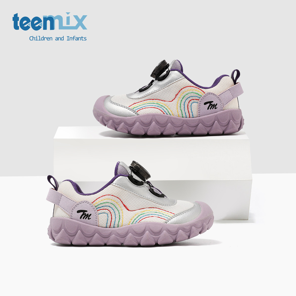 天美意童鞋2026春季新款女童户外鞋旋纽扣轻便透气彩虹条纹登山鞋