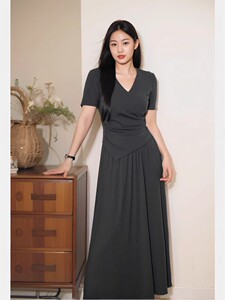 大码女装夏季百搭休闲风灰色不规则褶皱遮肚显瘦上衣+半身裙套装