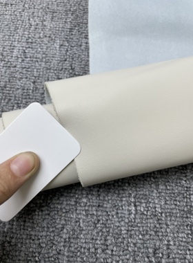 H032 进口头层白色牛皮 手感微软 厚度1.2mm  皮面有洞