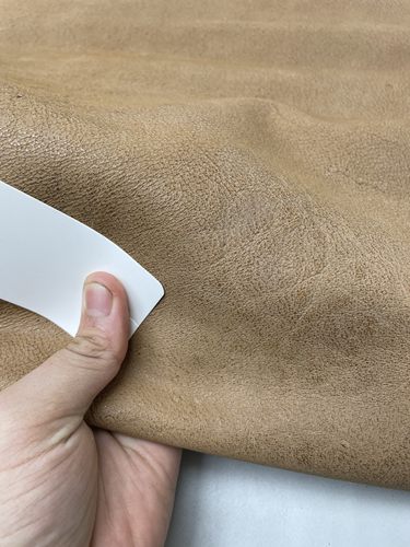 E1136进口头层棕色植鞣打腊牛皮手感微挺厚度1.6mm