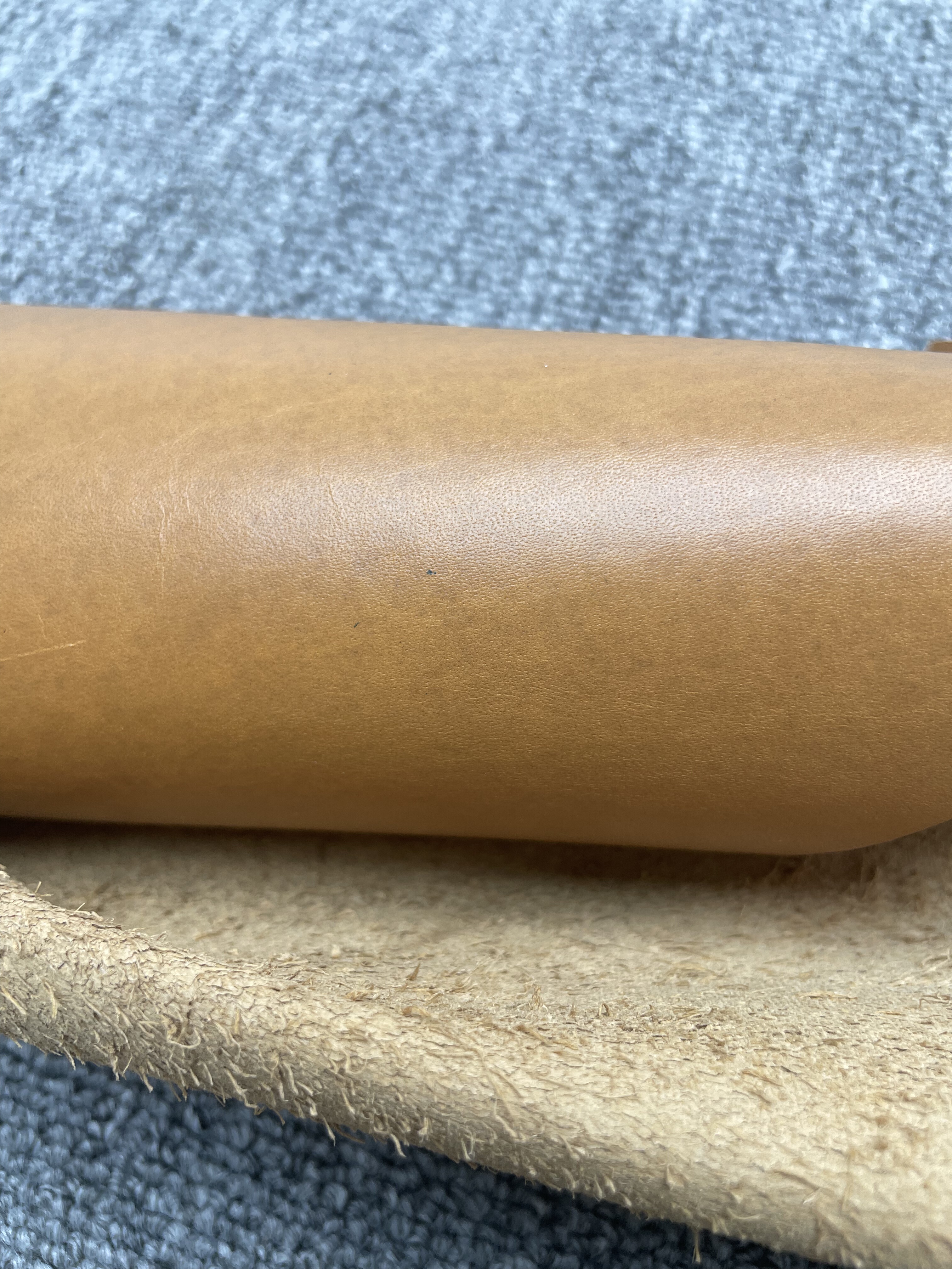 E596监控头层黄棕色植鞣意大利牛皮 手感中挺 厚度1.2mm