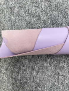 H447厚度1.2mm进口牛皮头层亮紫色平纹手感微挺