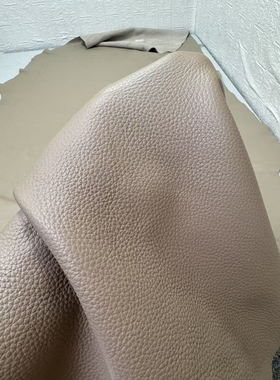 A895 厚度1.6mm 进口头层灰色荔枝纹牛皮 手感微软 32平方英尺*7