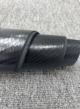E440进口头层黑色蛇纹牛皮厚度1.1mm手感微挺