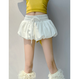miu系白色花苞半身裙子女2026新款春夏小个子休闲运动a字短裙裤